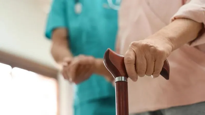 Jak uzyskać refundację na kule łokciowe z NFZ? Praktyczny poradnik krok po kroku