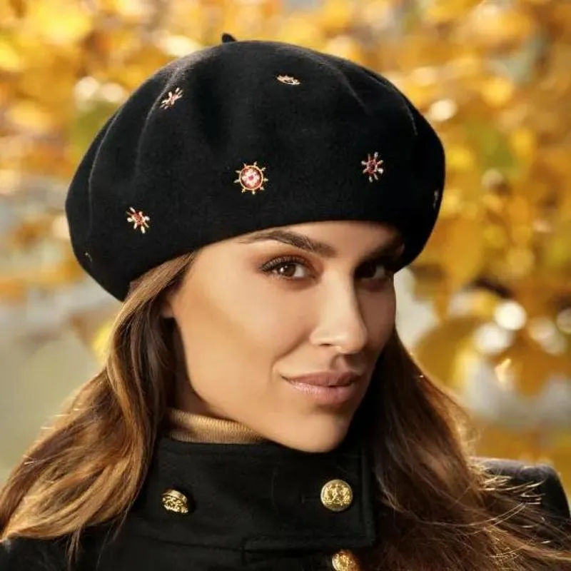 Stylowe nakrycie głowy: Jak wybrać idealny hat i nosić go z klasą